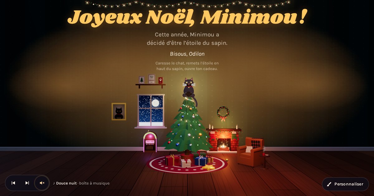 Un chat roux tigré perché au sommet d'un sapin de Noël illuminé, à la place de l'étoile